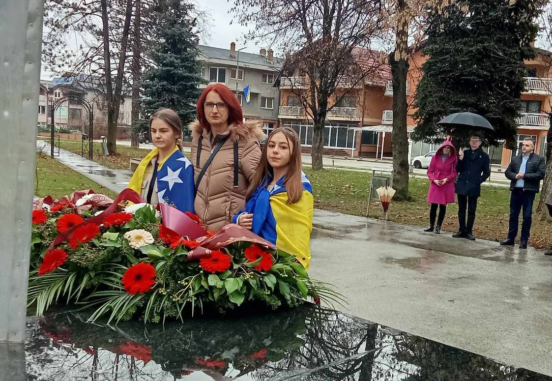 U povodu Dana nezavisnosti Bosne i Hercegovine položeno cvijeće na spomenik žrtvama fašizma u Busovači